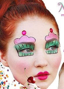 cupcake eyes Cake Costume, Christmas Face Painting, Kids Face Paint, Cake Face, Kids Makeup, Group Costumes, Crazy Hair, Diy Costumes, Painting For Kids