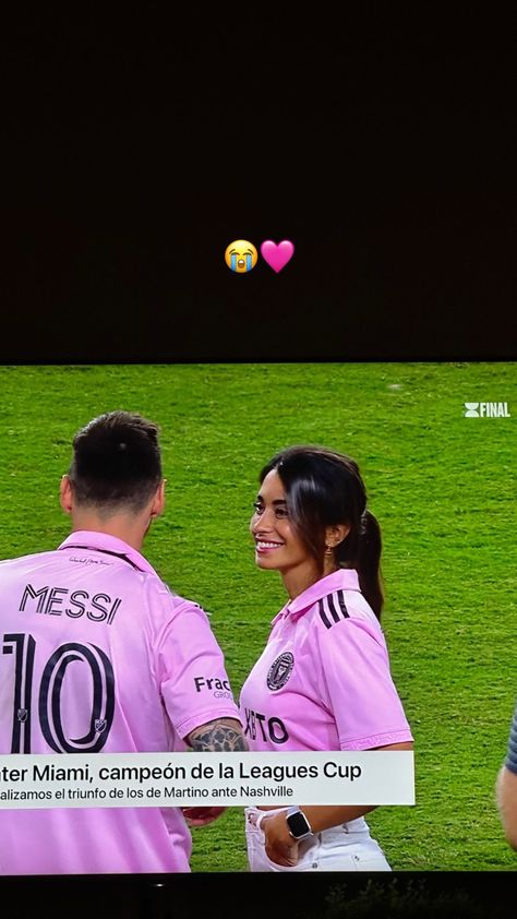 Messi Y Antonella, Cute Soccer Couples, Volleyball Quotes Funny, Antonella Messi, Messi Y Neymar, Soccer Couples, Antonella Roccuzzo, Messi Vs Ronaldo, Football Couples