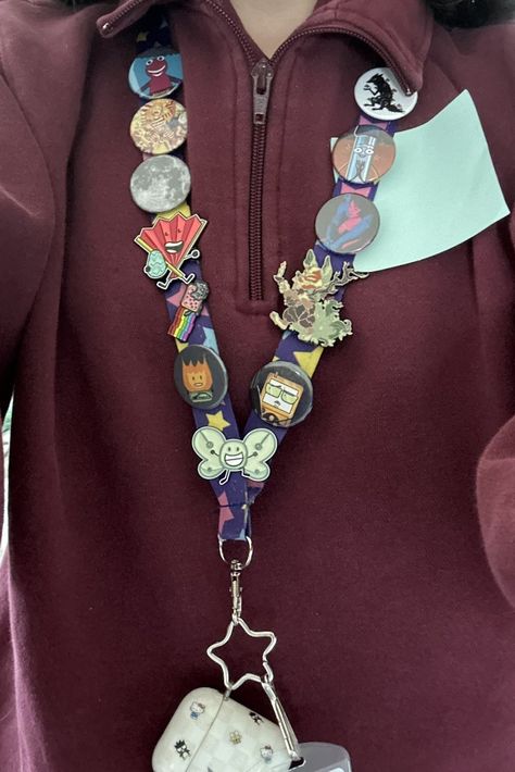 Lanyard Outfit, Lanyard Aesthetic, Lanyard Pins, Creative Drawing Prompts, Bag Pins, Inanimate Insanity, Backpack Decoration, I Dont Have Friends, My Vibe