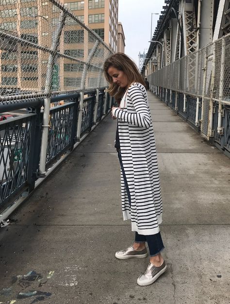 Style A Long Cardigan, Stripe Cardigan Outfit, Style Long Cardigan, Long Cardigan Outfit, Long Sleeveless Cardigan, Black And White Cardigans, Sleeveless Cardigan, Cardigan Outfits, Striped Cardigan