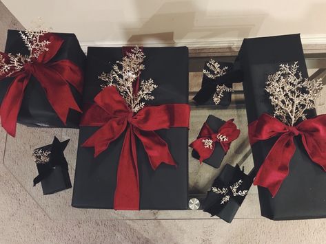 Christmas - Black matte gift wrap Black And Red Wrapping Christmas Gifts, Burgundy Christmas Wrapping, Black Wrapped Christmas Presents, Red Christmas Wrapping Ideas, Black Wrapping Paper Ideas, Black Gift Wrapping Ideas, Black Christmas Wrapping, Black And Red Christmas, Christmas Gift Wrapping Diy