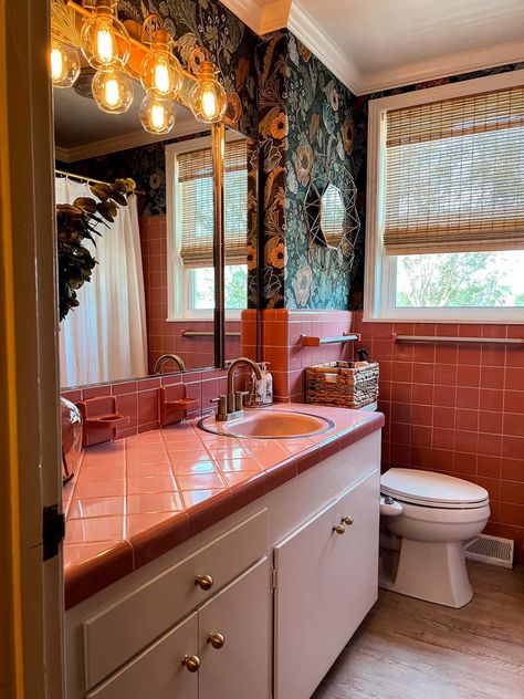 80s Art Deco Bathroom, Retro Pink Tiled Bathroom, 70s Pink Bathroom, 1980 Bathroom, Weird Bathrooms, Pink Restroom, Eclectic Decor Bathroom, Retro Bathroom Ideas Vintage, Peach Tile Bathroom