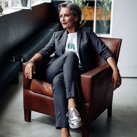 Allure assumée. #silverhair #scottage #style #instafashion #inspiration Fashion Over 50 Women, Petite Fashion Over 50, Mode Over 50, Pretty Fashion, Older Women Fashion, Women Fashion Edgy, Advanced Style, Ageless Style, Actrices Hollywood