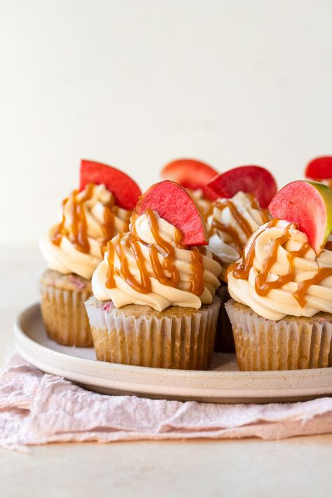 If you’re a fan of caramel apples, you’ll love this festive fall cupcake recipe! Brown butter, brown sugar, and cinnamon add depth to these moist apple cupcakes, topped with a rich caramel buttercream frosting. For a little extra flair, finish them with a salted caramel drizzle and apple garnish. #applecupcakes #caramelapple #saltedcaramel #glutenfreecupcakes #caramelfrosting Fall Cupcake Decorating, Fall Cupcake Decorating Ideas, Fall Cupcakes Recipes, Caramel Apple Cupcakes, Caramel Buttercream Frosting, Cupcake Decorating Ideas, Fun Halloween Desserts, Pumpkin Spice Cheesecake, Gluten Free Apple