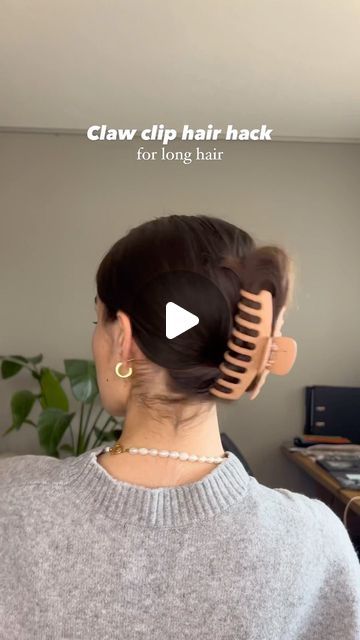 Sarah Linder on Instagram: "Love this hack 🤍🫶🏼
.
.
.
#hairhack#clawclip#clawcliphairstyle#hairstyleoftheday#hairideas#hairhacks#cutehairstylesforgirls#cutehairstyles#hairtutorial#frisur#frisurentutorial#frisurenideen#frisurenideen#hairideasforwomen" Makeup Tricks, Winter Beauty, Hair And Makeup, Hair Hacks, Hair Tutorial, Artist Inspiration, Makeup Tips, Love This, Hair Makeup