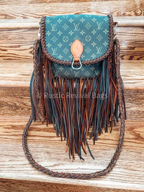 Western Purses And Handbags, Western Bags Purses, Rawhide Braiding, Western Bags, Leather Fringe Handbag, Nfr Outfits, Western Bag, Cowgirl Accessories, Fringe Handbags