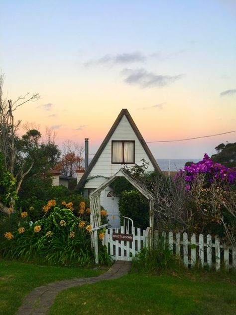 Cottages By The Sea Seaside, Beach Cottage Core Aesthetic, Cozy Beach Cottage Exterior, Cottage By The Ocean, Cottage By The Beach, White Picket Fence Aesthetic, Cottage By The Sea Aesthetic, Seaside House Aesthetic, Lucija Core