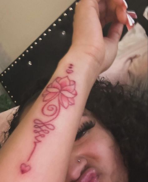 Arabic Tattoo With Flowers, Baddie Small Tattoo Ideas, Moms Name Tattoo Ideas Daughters, Pen Tatoos Ideas, Pink Ink Tattoos, Tattoos In Arabic, Tattoo Ideas Female Flower, Side Of Arm Tattoos For Women, Purple Tattoo Ideas