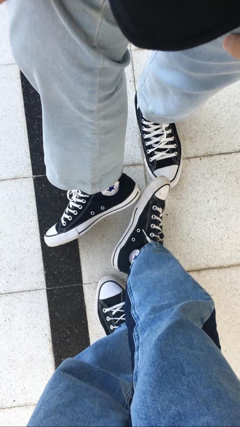 Couple Legs Shoes, Couple Shoes Pictures, Dark Red Converse, Aesthetic Grunge Outfit, Couple Shoes, Relaxed Outfit, Outfits With Converse, Quick Outfits, Cute Love Pictures