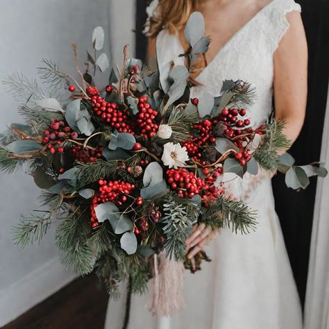 6 Christmas Wedding Bouquets Ideas - Shesaidyes Blog Winter Wedding Bouquet Ideas, Wedding Bouquets Ideas, Christmas Bouquets, Christmas Wedding Bouquets, Bouquets Ideas, Christmas Bride, Christmas Foliage, Winter Wedding Bouquet, Christmas Bouquet