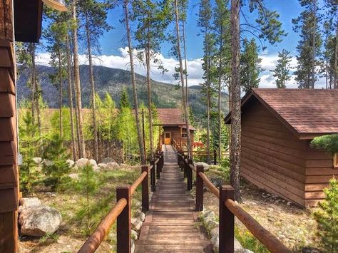 12 Best "Glamping" Vacations in Colorado showcases a list of the best cabin camping vacations you can enjoy in Colorado. Camping Colorado, State Park Cabins, Colorado Cabins, Resort Cabins, Tent Camping Hacks, Road Trip To Colorado, Glamping Resorts, Secluded Cabin, Camping Resort