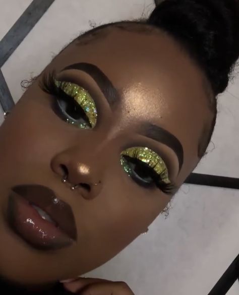 Glam Makeup For Black Women, Emerald Green Makeup Looks, Emerald Green Makeup, Glitter Glam Makeup, Green Makeup Looks, Birthday Makeup Looks, Glitter Makeup Looks, Makeup For Black Skin, Green Makeup