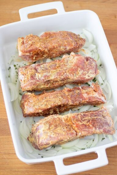 Budget friendly family dinner. These are the most meaty, tender, and succulent oven baked ribs that you'll ever eat. Quick and easy family dinner for busy weeknights. Spare Ribs Oven, Country Ribs Oven, Oven Pork Ribs, Country Pork Ribs, Baked Pork Loin, Pork Loin Ribs, Country Ribs, Boneless Pork Ribs, Ribs In Oven