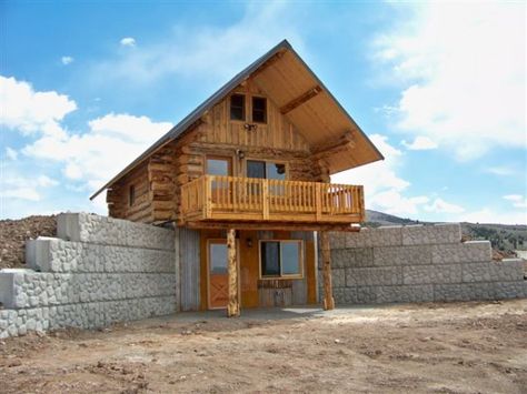 Virginia City, Montana-tiny house on a foundation, 2-1/2 stories which includes the guest's sleeping loft.  Who is that in the distance?  Heh, it's Pa, Adam, Hoss and Little Joe! Small Log Homes, Wohne Im Tiny House, Tiny House Blog, Log Home Designs, Log Cabin Ideas, Cabin Tiny House, Basement House Plans, Small Farmhouse, Tiny House Cabin