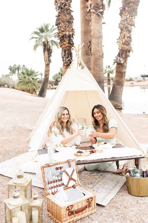 Galentines Picnic, Fun Portraits, Picnic Photo Shoot, Picnic Photography, Desert Engagement Photos, Picnic Photoshoot, Outdoor Portrait Photography, Vintage Couch, Picnic Theme