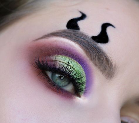 This look was inspired by the cartoon character maleficent. Check out my Instagram post to see all the makeup details! Halloween makeup ideas Cersei Costume, Disney Villain Makeup Looks, Disney Villan Makeup, Maleficent Face Makeup, Disney Villain Makeup, Disney Villain Inspired Makeup, Disney Eye, Maleficent Makeup, Disney Eye Makeup