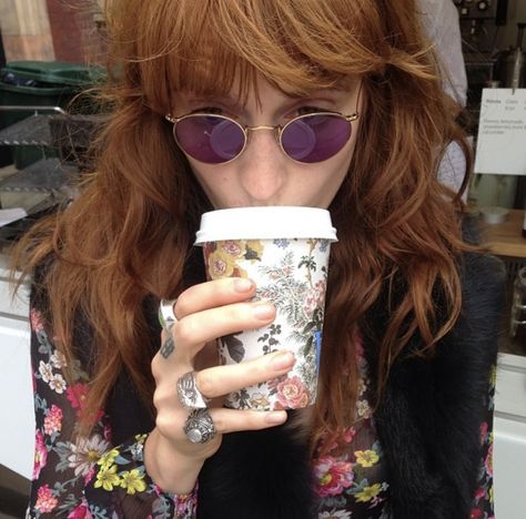 Florence Singer, Florence Welch Style, Manic Pixie Dream Girl, Florence Welch, Florence The Machines, Hair Reference, The Machine, Mirrored Sunglasses Women, Round Sunglass Women