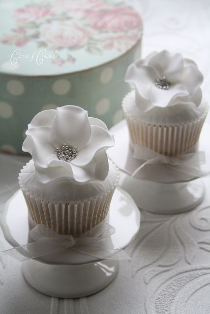 Winter Wedding Cupcakes, Cotton And Crumbs, Elegant Cupcakes, Mini Wedding Cakes, Pretty Cupcakes, White Cupcakes, Cupcakes Decorados, Floral Cupcakes, Beautiful Cupcakes