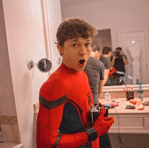 Tomholland Spiderman, Spider Men, Tom Holland Imagines, Buku Harry Potter, Tom Holland Peter Parker, Marvel Photo, Marvel Images, Tom Holland Spiderman, Hot Wings