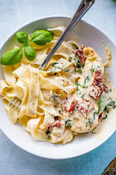 Close-up of a bowl filled with fettuccine and creamy Tuscan chicken with sauce, spinach, and sun-dried tomatoes. Creamy Tuscan Chicken, Resep Pasta, Garlic Spinach, Salad Pasta, Tuscan Chicken, Sun Dried Tomatoes, Spinach Stuffed Chicken, Idee Pasto Sano, Fresh Garlic