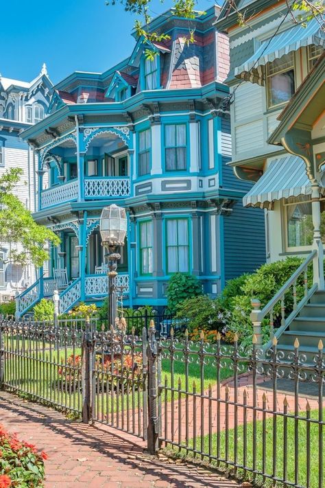 Painted Lady House, Victorian Exterior, Cape May Nj, Victorian Buildings, Edwardian House, Victorian Mansions, Virginia Homes, Painted Ladies, Colourful Buildings