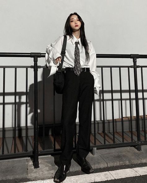 Bodyguard Outfit Female, Outfits With Ties For Women Casual, Formal Tomboy Outfits, Suit And Tie Outfit, Korean Tomboy Style Outfit, Girls In Suits Aesthetic, Korean Tomboy, Style For Party, Woman In Suit