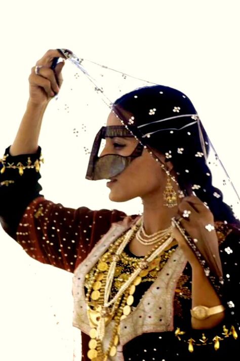 a khaliji woman (Emarati) wearing her full set of jewelery. Eve Arnold, Arabian Women, Arab Culture, We Are The World, Arab Women, Arabian Nights, World Cultures, People Of The World, Harpers Bazaar