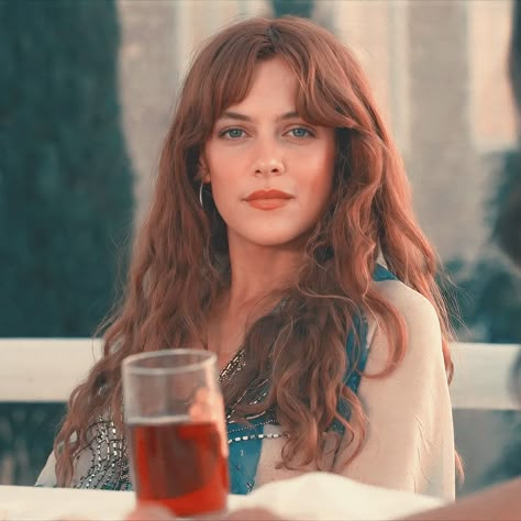 Riley Keough Makeup, Riley Keough Hair Bangs, Riley Keough Bangs, Daisy Jones Riley Keough, Daisy Jones And The Six Hair, Daisy Jones Makeup, Riley Keough Hair, Daisy Jones Hair, Riley Keough Daisy Jones