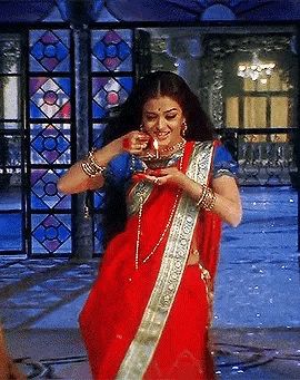 Aishwarya Rai Bachchan In Devdas, Aishwarya Rai Devdas Outfits, Devdas Paro Saree, Aishwarya Rai 90s Aesthetic Gif, Devdas Aishwarya Rai Saree, Paro Devdas Aishwarya Rai, Devdas Paro Look, Aishwarya Rai Gif, Aishwarya Rai In Devdas