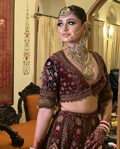 Bridal Velvet Blouse Designs, Mukul Arora, Velvet Blouse Designs, Bride Mehandi, Lengha Design, Indian Wedding Dress Traditional, Bride Lehenga, Doctor Jewelry, Indian Royalty