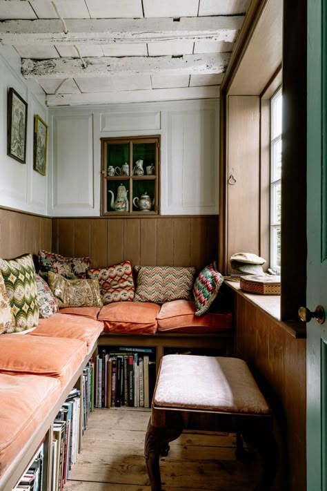 Reading Nook Bench, Living Room Colour Design, Cozy Reading Room, Nook Bench, Wood Worktop, Walnut Kitchen, Antique House, Office Nook, Kitchen Nook