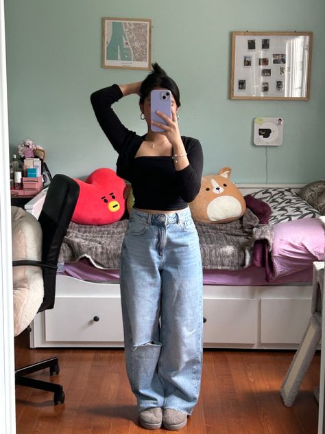 Baggy jeans 
Black tube too 
Black crop cardigan Baggy Jeans Outfit Crop Top, Tube Top With Cardigan Outfit, Baggy Jeans With Crop Top, Ootd Cardigan Crop, Black Tube Top Outfit, Ootd Cardigan, Baggy Jeans Black, Tube Top Black, Baggy Outfit Ideas