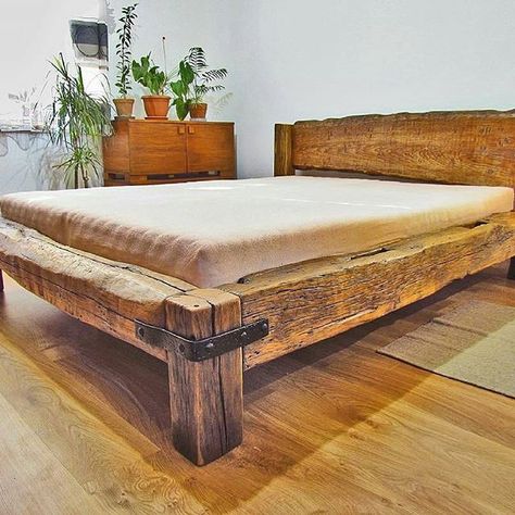 Wood Beam Bed Frame, Diy Rustic Bed Frame, Diy Wooden Bed Frame, Rustic Wood Bed, Rustic Bed Frame, Koti Diy, Timber Beds, Bed Frame Design, Diy Bed Frame