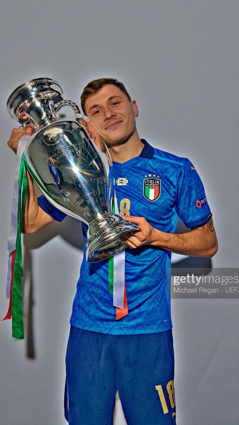 #nicolobarella #euro2020 #italia #barella #instagram #aesthetic #sfondo #wallpaper #azzurri Italy Football, Manchester City Wallpaper, Milan Football, Wallpapers Iphone, Iphone Wallpapers, Manchester City, Instagram Aesthetic, Manchester, Milan