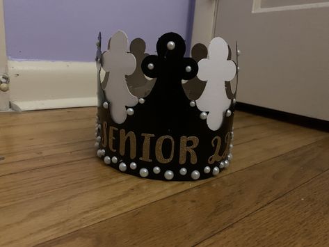 Pink And Gold Senior Crown, Senior Crown Ideas For Boys, Senior Sunrise Crown Ideas, Senior Crown Ideas 2023, Senior Year Crowns, Senior Crown Ideas Diy High Schools, Senior Crown Ideas Black, Grad Props, Senior Year Diy