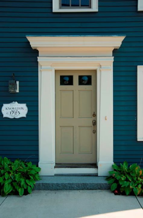 11 Best Front Door Trim Ideas for a More Attractive Facade – AprylAnn Front Door Trim Ideas, Door Trim Ideas, Country Farmhouse Exterior, Teak Wood Door, Front Door Molding, Wide Front Doors, Exterior Door Trim, Traditional Entry, Arched Front Door