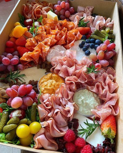 Grazing Box Ideas Diy, Graze Box Ideas, Grazing Box Ideas, Individual Grazing Boxes, Breakfast Boxes, Grazing Boxes, Diy Wedding Food, Charcuterie Ideas, Graze Box