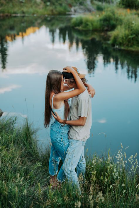 Couples Creek Photos, Engagement Photos Riverside, Couples Photoshoot River, River Photoshoot Ideas Couple Photos, Creek Couple Photos, Couple Water Photoshoot River, Pond Engagement Photos, Creek Engagement Pictures, Couples Photoshoot On Dock