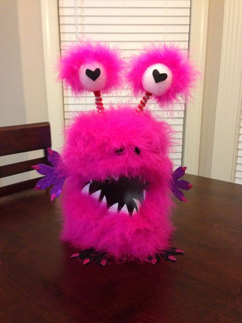 Fuzzy monster Valentines box Box Monster, Valentines Card Holder, Girls Valentines Boxes, Creative Valentines Day Ideas, Cards Valentines Day, Diy Valentines Box, Valentine Boxes For School, Kids Valentine Boxes, Valentine Card Box