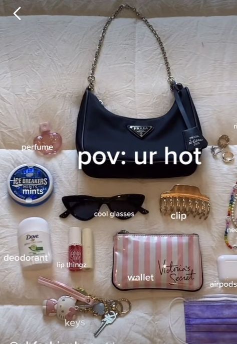 Must have in bags What To Keep In Your Handbag, Small Purse Organization, Shoulder Bag Essentials, What To Put In Your Handbag, What In My Purse, Inside Purse Aesthetic, What To Have In Your Purse, Whats In My Bag Aesthetic, It Girl Bag