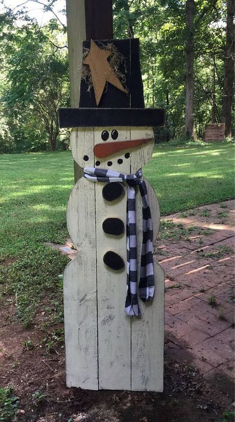 Outdoor Snowman Christmas Decorations - Christmas Celebration - All about Christmas Winter Snowman Craft, Country Snowman, Outdoor Snowman, Rustic Snowman, Diy Schneemann, Wood Yard Art, Wooden Snowmen, Primitive Snowman, Wood Snowman