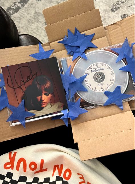 Taylor Swift Confetti Ideas, Taylor Swift Star Confetti, Midnights Taylor Swift Aesthetic Blue, Taylor Swift Confetti, Taylor Swift Concert Confetti, Midnights Vynil Taylor Swift, Taylor Swift Signature, Taylor Swift Cd Collection, Swiftie Aesthetic