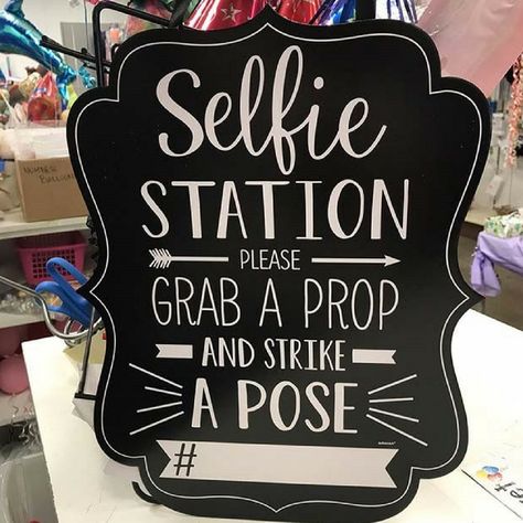 21 Incredible Graduation Party Decorations & Ideas Freshers Party, Party Photobooth, College Grad Party, Selfie Station, Senior Graduation Party, Graduation Party High, Graduation Open Houses, Graduation Party Diy, 8th Grade Graduation