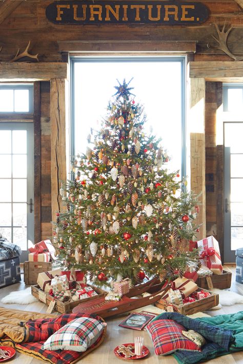 60+ Best Christmas Tree Decorating Ideas - How to Decorate a Christmas Tree Natal Country, Best Christmas Tree Decorations, Farmhouse Christmas Tree, Christmas Memories, Cool Christmas Trees, Rustic Christmas Tree, Christmas Tree Design, Christmas Decorations Rustic, Noel Christmas