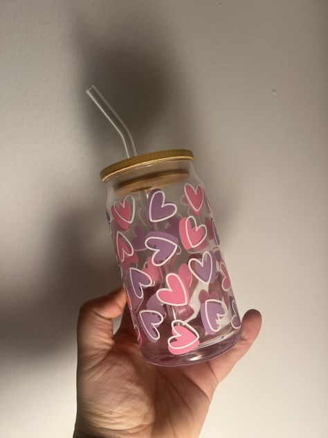 Valentines Glass Cup Ideas, Vinyl Cups Ideas, Color Changing Cups Vinyl, Cute Tumbler Ideas, Valentines Cups, Glass Cups With Vinyl, Painting Cups, Glass Tumbler Design, Crockery Design