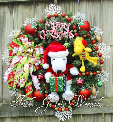 Charlie Brown Christmas Decorations, Snoopy Christmas Decorations, Santa Snoopy, Snoopy Christmas Tree, Peanuts Gang Christmas, Charlie Brown Christmas Tree, Hello Kitty Imagenes, Merry Christmas Wreath, Christmas Tree Decorating Themes