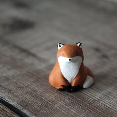 I've just added some tiny foxes to the shop 🦊 . . #clay #clayart #fox #airdryclay #sculpture #claysculpture #artsandcrafts #animalart #pottery #potteryanimals #animals #clayanimals #cute #cuteanimals #figures #figurines #ornaments #miniature #miniatures #miniaturesculpture #miniatureanimals #minis #totem #etsy #etsyuk #fallingfauna Fox Polymer Clay, Airdryclay Ideas, Fox Ceramic, Clay Fox, Fox Sculpture, Clay Bear, Pottery Animals, Diy Air Dry Clay, Fox Decor