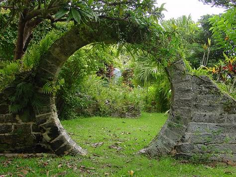 Circular garden gate by KarlGercens.com, via Flickr. Oh to have the skills to build something like this. Moon Gates, Circular Garden, Truck Garden, Diy Garden Landscaping, Koti Diy, Moon Gate, Alpine Plants, Garden Entrance, Stone Arch