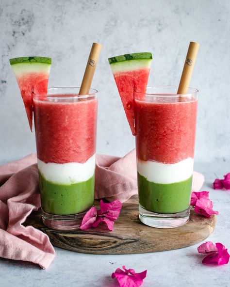 Basil Hummus, Layered Smoothie, Watermelon Smoothie Recipes, Watermelon Smoothie, Plats Healthy, Fruity Treats, Pictures Friends, Healthy Ingredients, Frozen Strawberries