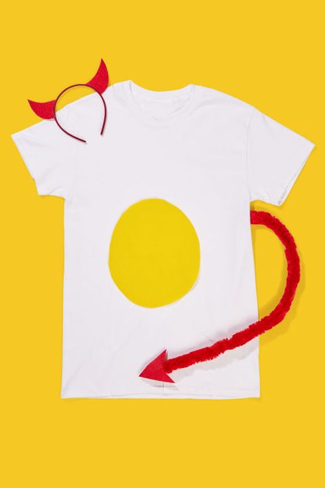 Deviled Egg: Dress in all white and attach a yellow circle of felt to your stomach. Add devil horns and a tail to turn yourself into a "deviled" egg as a last minute Halloween costume. Find more easy and cheap last minute DIY Halloween costume ideas for kids and adults here. Deviled Egg Costume, Easy Last Minute Costumes, Pun Costumes, Punny Costumes, Halloween Deviled Eggs, Egg Costume, Punny Halloween Costumes, Meme Costume, Halloween Puns